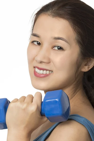 Mulher asiática trabalhando fora usando pesos dumbbell isolado no branco — Fotografia de Stock