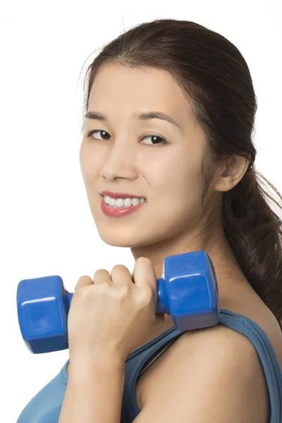 Mujer asiática haciendo ejercicio usando pesas de mancuerna aisladas en blanco —  Fotos de Stock