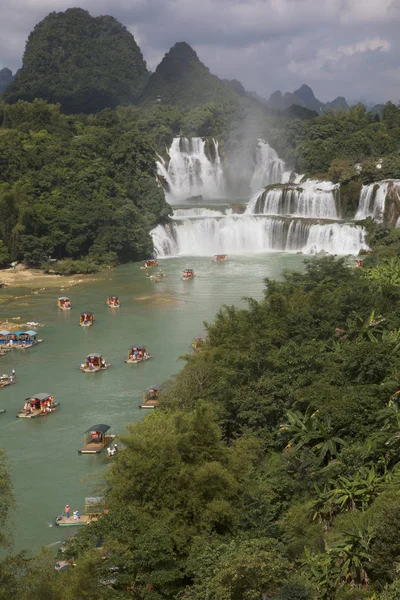 Łodzi turystycznych, oglądanie wodospadów Detian w prowincji Guangxi, Chi — Zdjęcie stockowe