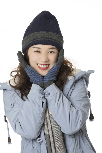 Asijské žena nosí zimní oblečení izolovaných na bílém pozadí — Stock fotografie