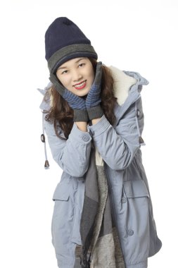 Asyalı kadın beyaz arka plan üzerinde izole kış kıyafetleri