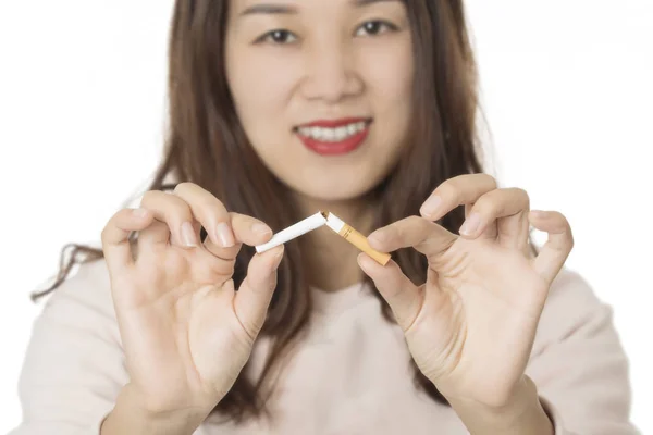 Asiático mulher sorrindo enquanto parar de fumar isolado no branco ba — Fotografia de Stock