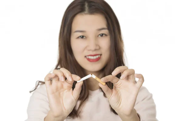 Asiático mulher sorrindo enquanto parar de fumar isolado no branco ba — Fotografia de Stock