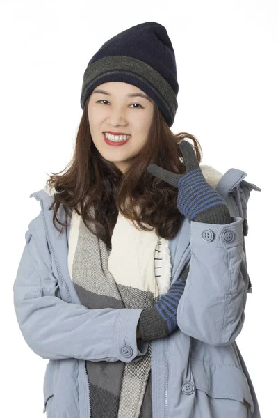 Asyalı kadın beyaz arka plan üzerinde izole kış kıyafetleri