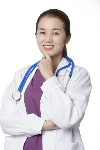 Asiatiska amerikanska läkare eller sjuksköterska poserar isolerade på vit backgrou — Stockfoto