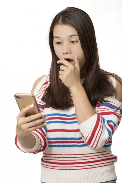 Asiatische Frau mit einem Smartphone, um eine SMS zu senden isoliert — Stockfoto