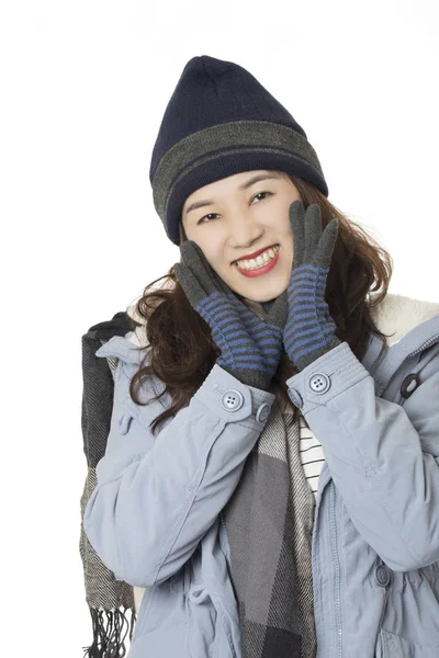 Asyalı kadın beyaz arka plan üzerinde izole kış kıyafetleri