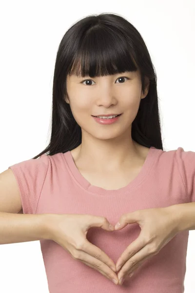Азиатская женщина, создающая форму сердца руками — стоковое фото