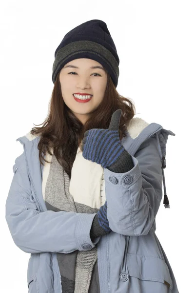 Asijské žena nosí zimní oblečení izolovaných na bílém pozadí — Stock fotografie