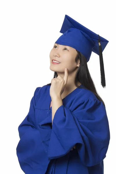 アジアの女性の深い白い背景で隔離の青い卒業ガウンを着てと思った — ストック写真