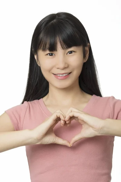 Mulher Chinesa Fazendo Uma Forma Coração Usando Mãos Isoladas Fundo — Fotografia de Stock