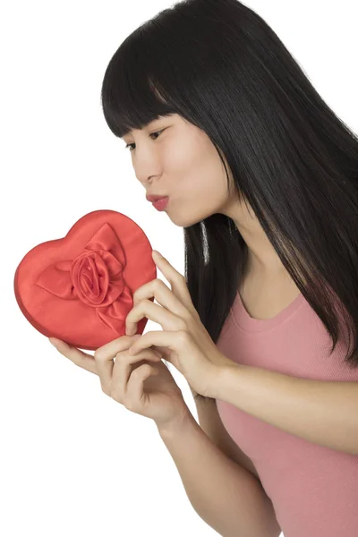 Asijské žena držící červené srdce izolovaných na bílém pozadí — Stock fotografie