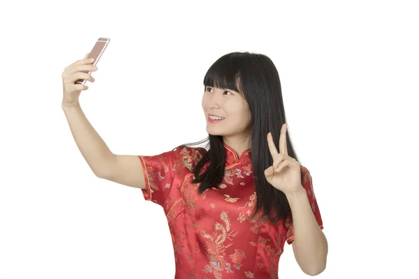 Азіатський жінка за допомогою мобільного телефону прийняти selfie ізольовані на нітрохи — стокове фото