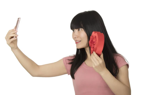 Asiatico donna holding un rosso cuore isolato su bianco sfondo — Foto Stock