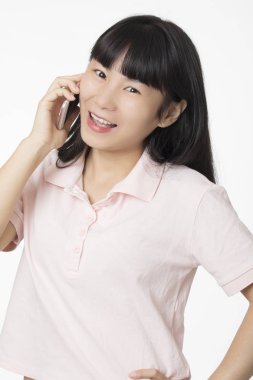 Beyaz backgr izole smartphone cep telefonu ile konuşmak mutlu Asyalı kadın