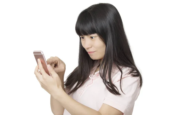 Mulher asiática usando um telefone inteligente para enviar uma mensagem de texto isolada — Fotografia de Stock