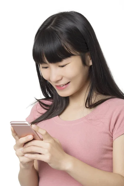 Mujer asiática usando un teléfono inteligente para enviar un mensaje de texto aislado — Foto de Stock