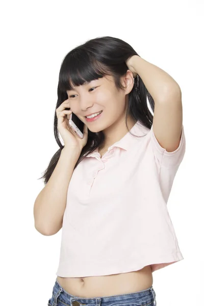 快乐的亚洲女人谈论智能手机隔离在白色 backgr — 图库照片