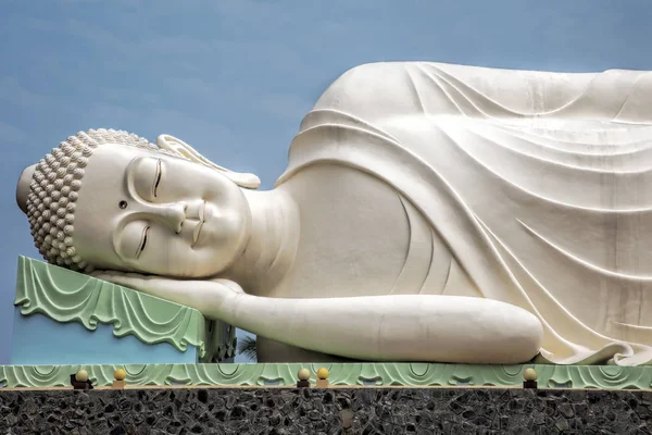 Estátua de Buda no Templo Vinh Trang em Mytho City, Vietnã — Fotografia de Stock