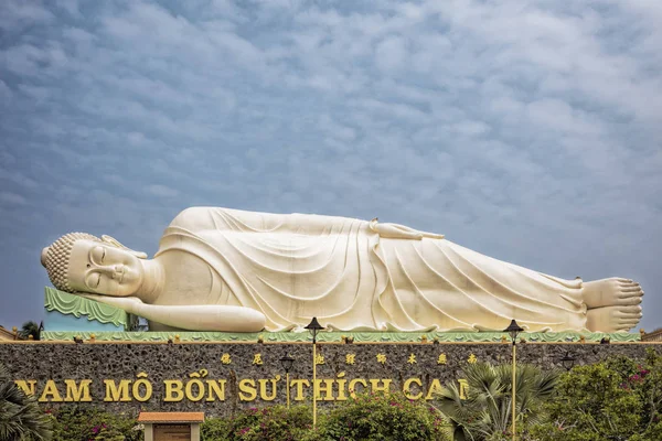 Socha Buddhy v chrámu Trang Vinh Mytho City, Vietnam — Stock fotografie