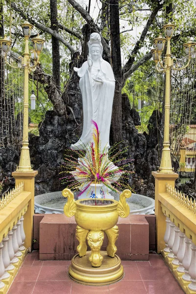 Statu na Vinh Trang chrámu v Mytho City, Mekong Delta Vietnam — Stock fotografie