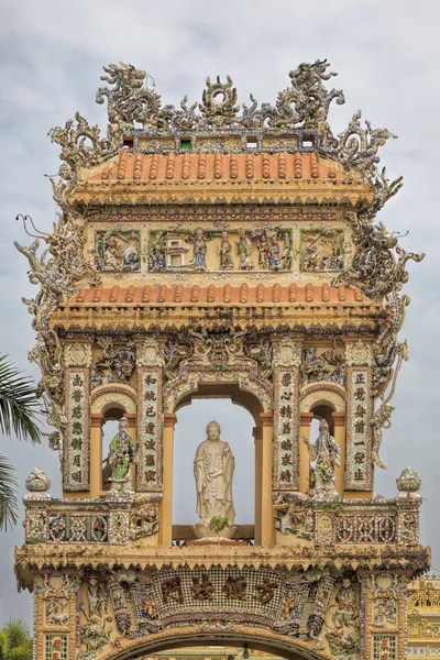 Entrada para o templo budista no Templo Vinh Trang em Myt — Fotografia de Stock