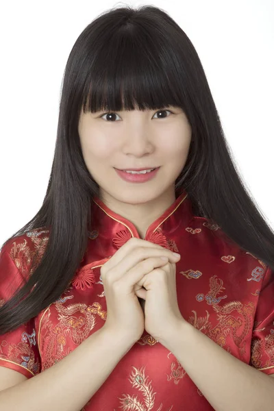 Beyaz backg izole bir Chipao giyen güzel Çinli kadın — Stok fotoğraf