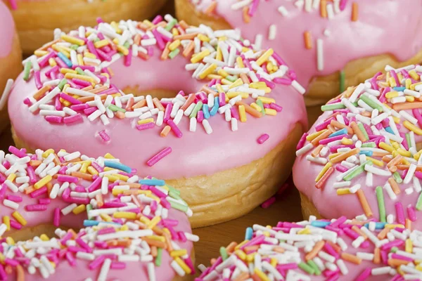 Close up de donuts coloridos e deliciosos — Fotografia de Stock