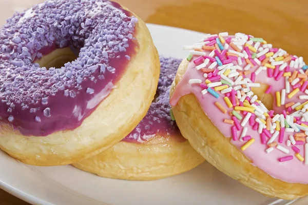 Close up de donuts coloridos e deliciosos — Fotografia de Stock