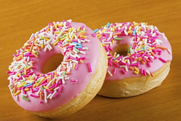 Close up de donuts coloridos e deliciosos — Fotografia de Stock