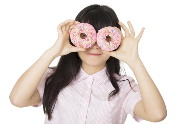 Brincalhão Mulher Asiática Divertindo Com Deliciosos Donuts Morango Fosco — Fotografia de Stock