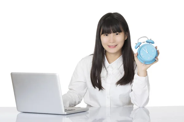 Mujer asiática sentada en el escritorio sonriendo con un reloj aislado en wh — Foto de Stock