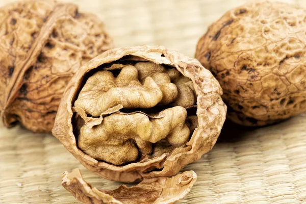 Lähikuva herkullisia saksanpähkinöitä, täydellinen välipala ruokaa — kuvapankkivalokuva