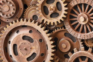 Eski paslanmış dişlileri kullanarak heykelin kalıbını kapat