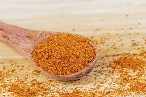 Paprika kryddor, en söt peppar på en trä bakgrund — Stockfoto
