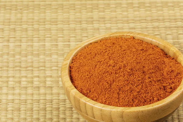 Ciotola piena di Chili Powder su sfondo di bambù — Foto Stock