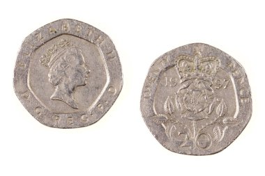 Beyaz arka planda izole edilmiş İngiliz 20 Pence Sikkesi