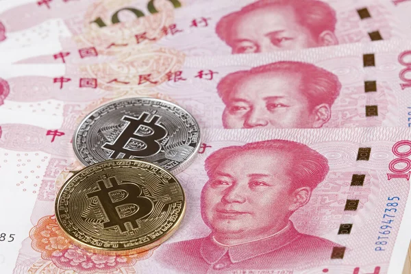 Chinese 100 RMB or Yuan featuring Chairman Mao and bitcoins — Stock Photo, Image