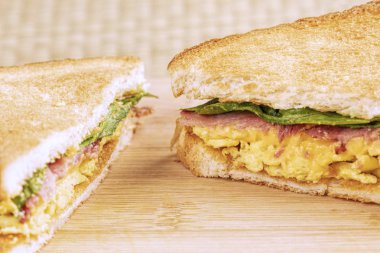 Yağda yumurta ve pastırmalı tost ve fotokopi alanından oluşan lezzetli bir kahvaltı sandviçi.