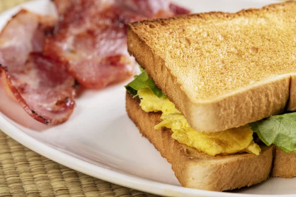 Delicioso Sándwich Desayuno Huevos Revueltos Tostadas Con Tocino Espacio Para — Foto de Stock