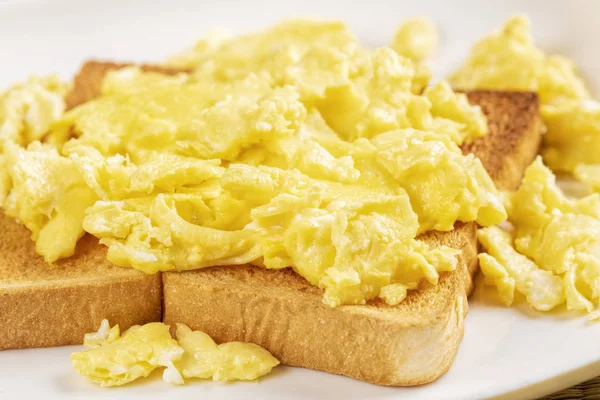 Delicioso Desayuno Huevos Revueltos Tostadas Con Espacio Para Copiar — Foto de Stock
