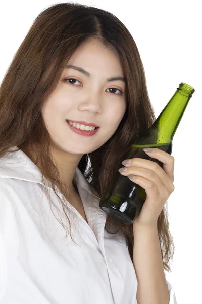 Prachtige Chinese Amerikaanse Vrouw Met Een Fles Bier Geïsoleerd Witte — Stockfoto