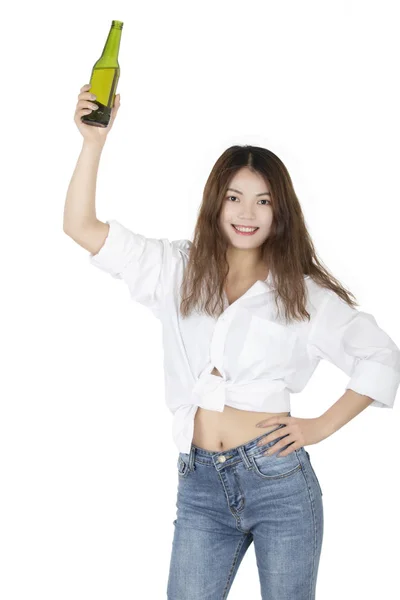 Hermosa Mujer China Americana Sosteniendo Una Botella Cerveza Aislada Sobre —  Fotos de Stock