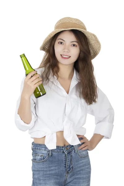 Шикарная Китаянка Бутылкой Пива Белом Фоне — стоковое фото