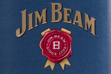 Guilin, Çin 8 Mart 2020 Bir şişe Jim Beam 'in logosu Bir şişe sek Kentucky Viskisi