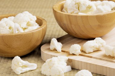 Tahta kaseler dolusu çiğ karnabahar, çok sağlıklı bir sebze ve aperatif.