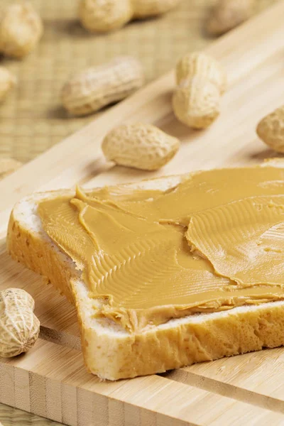 Delicioso Sanduíche Manteiga Amendoim Fundo Madeira Com Amendoim — Fotografia de Stock