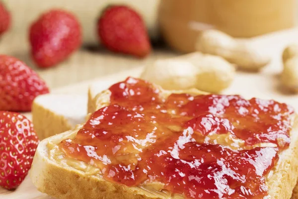 Een Heerlijke Boterham Met Pindakaas Jam Een Houten Achtergrond — Stockfoto