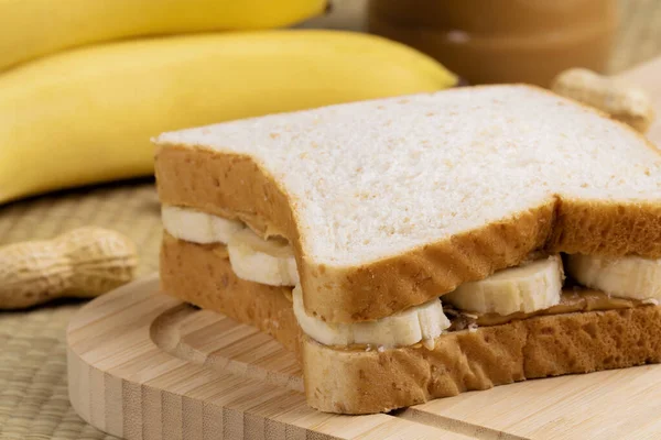 Delicioso Sándwich Mantequilla Maní Plátano Sobre Fondo Madera — Foto de Stock