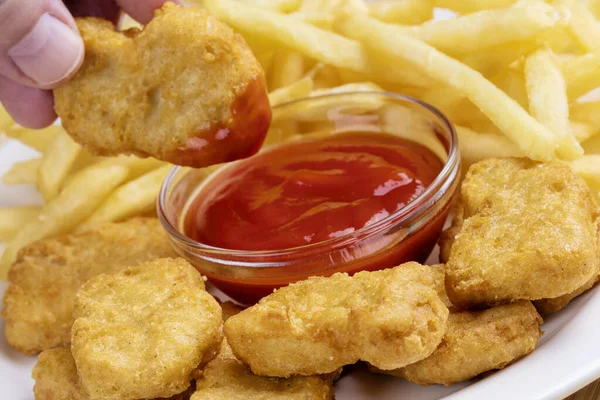 Close Deliciosos Nuggets Frango Batatas Fritas Com Ketchup — Fotografia de Stock